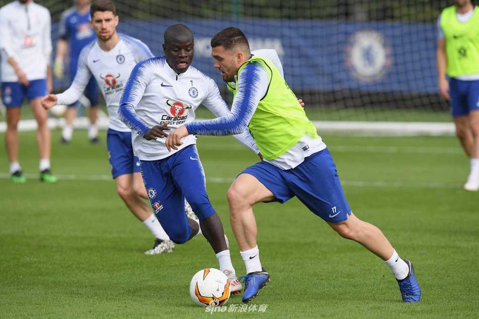 训练结束，坎特放松肌肉并露出会心一笑，他的归来让整个切尔西备战氛围瞬间变得乐观而充满希望
