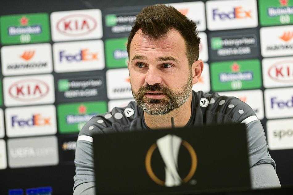 在教练组严厉的目光下，安特卫普球员们正在进行高强度的抢圈训练，皮球在队员之间飞速传递，每一次触球都充满了力量与专注。