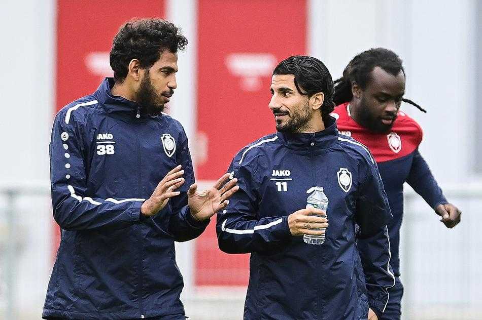 训练结束，夜色下的训练场灯光照亮了球员们离去的背影，他们身后是空旷的看台和深秋的夜空，仿佛预示着即将踏上未知而充满挑战的欧战征程。