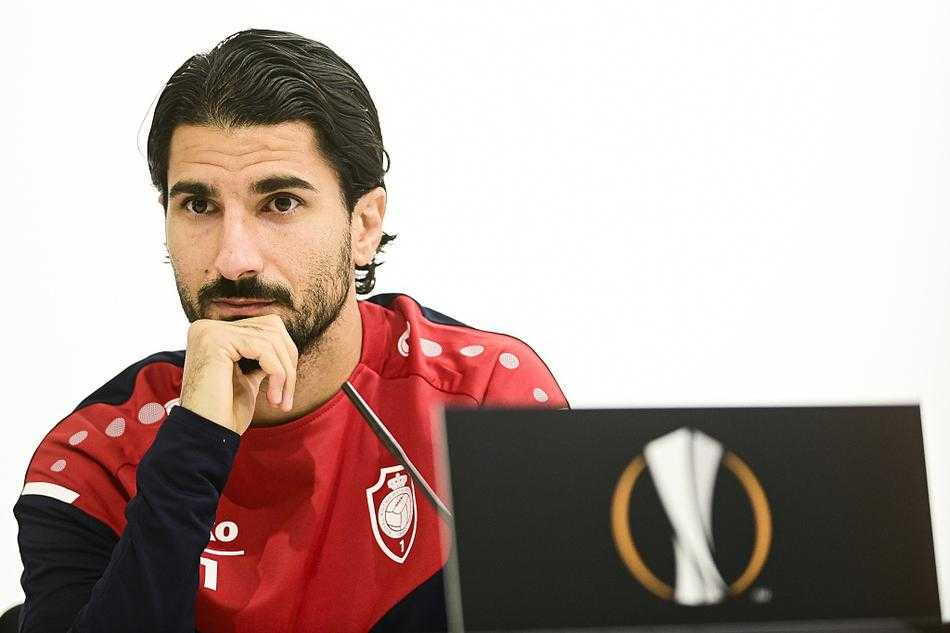 训练场上，一名球员正全神贯注地控球，他的身体微微前倾，双眼紧盯脚下的皮球，仿佛整个世界都已静止，只剩下他与即将征服的对手。