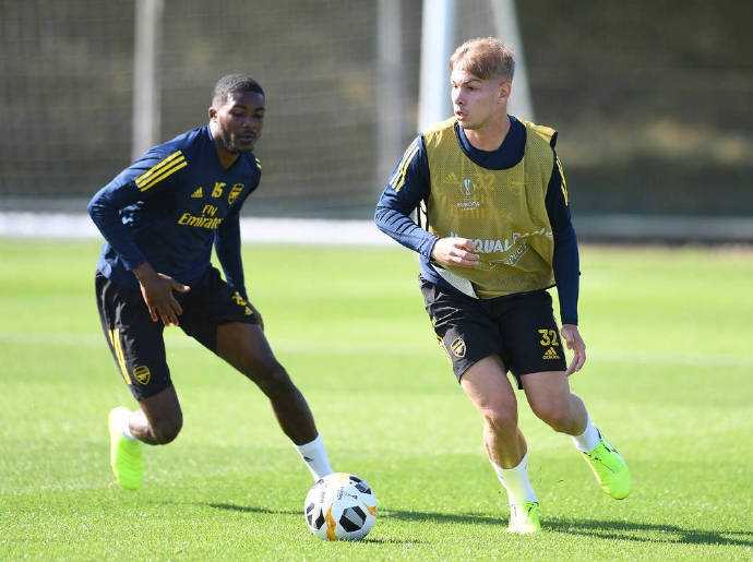 北伦敦的夕阳下，阿森纳将士们在训练场上挥汗如雨，为即将到来的欧联杯激战做最后冲刺。