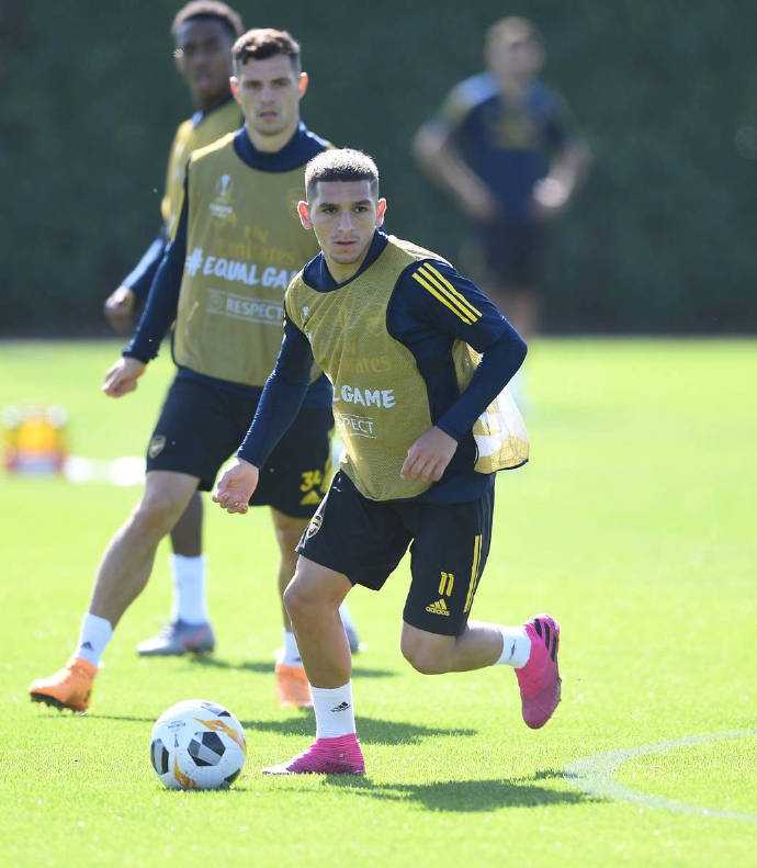 专注的眼神锁定球门，奥巴梅扬在训练中势大力沉的射门，仿佛要将所有积蓄的能量都倾注在即将到来的欧战中。