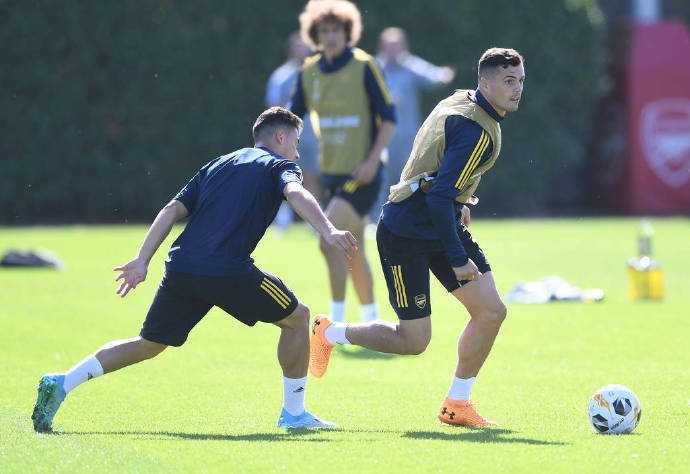 伤愈归来的贝莱林面带微笑，眼神中透露出对比赛的渴望，他的回归为枪手防线增添了一道坚实的屏障。