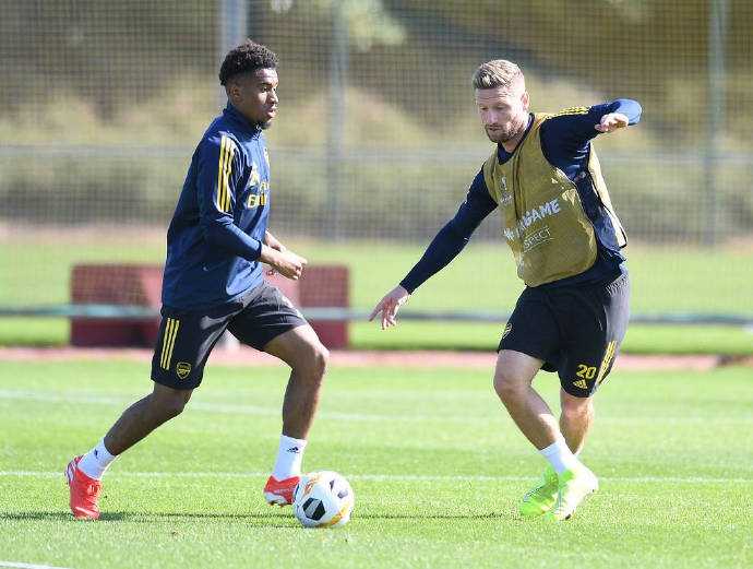 全队在教练组指挥下进行分组对抗，绿茵场上人声鼎沸，团队协作的氛围预示着他们已经准备好为荣誉而战。