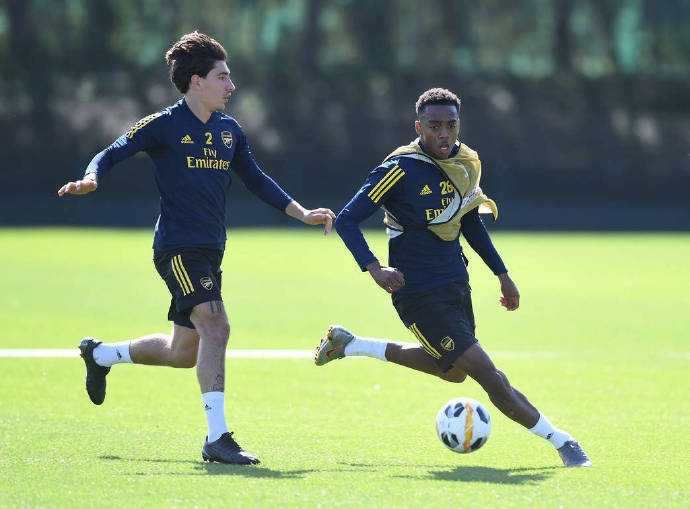 萨卡在训练中灵动转身，这位年轻小将的突破如同一道闪电，承载着枪手青训的荣耀与未来的希望。