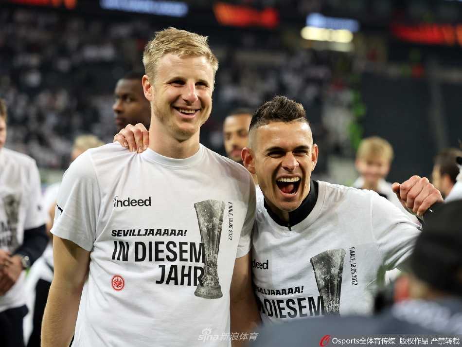 法兰克福前锋博雷攻入制胜球后张开双臂，在主场汹涌的白色人海前疯狂庆祝