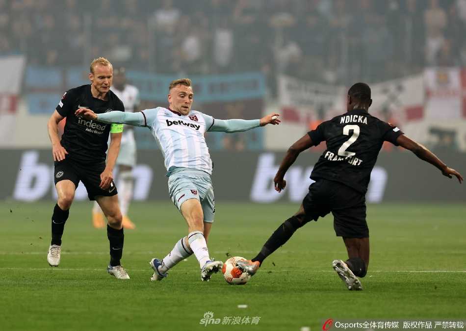 法兰克福门将特拉普高高跃起，单掌将西汉姆联的威胁传中球托出横梁