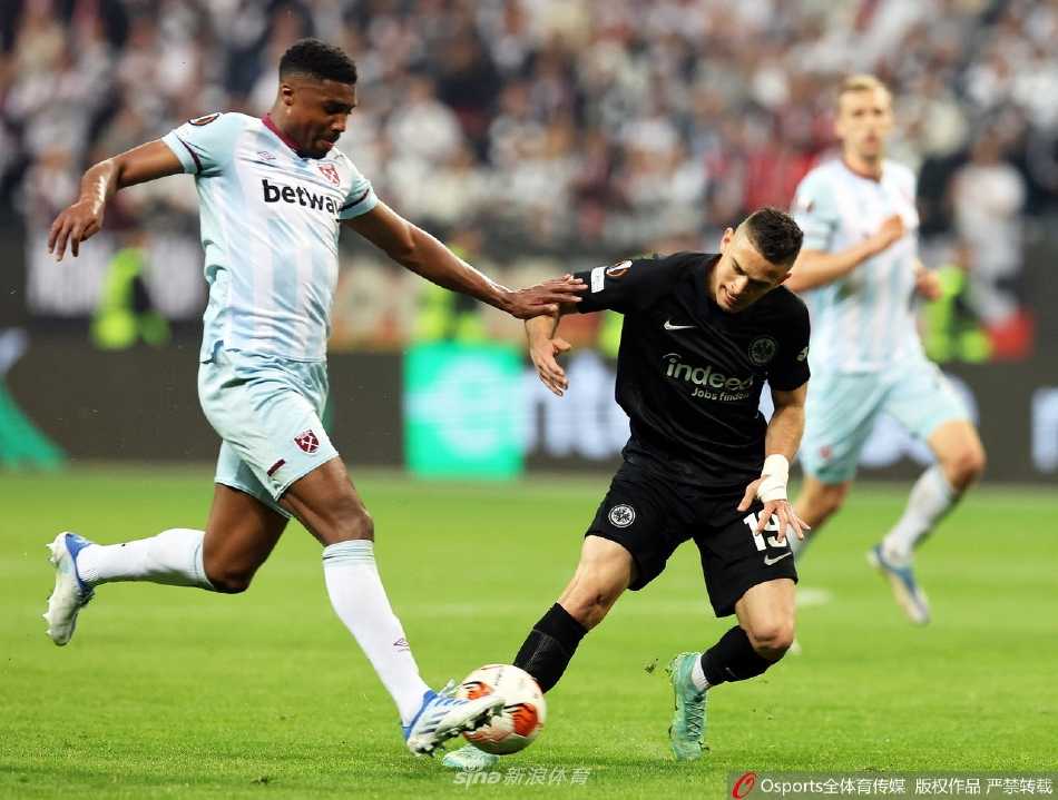 终场哨响，西汉姆联球员安东尼奥黯然神伤，背景是欢庆的法兰克福队员