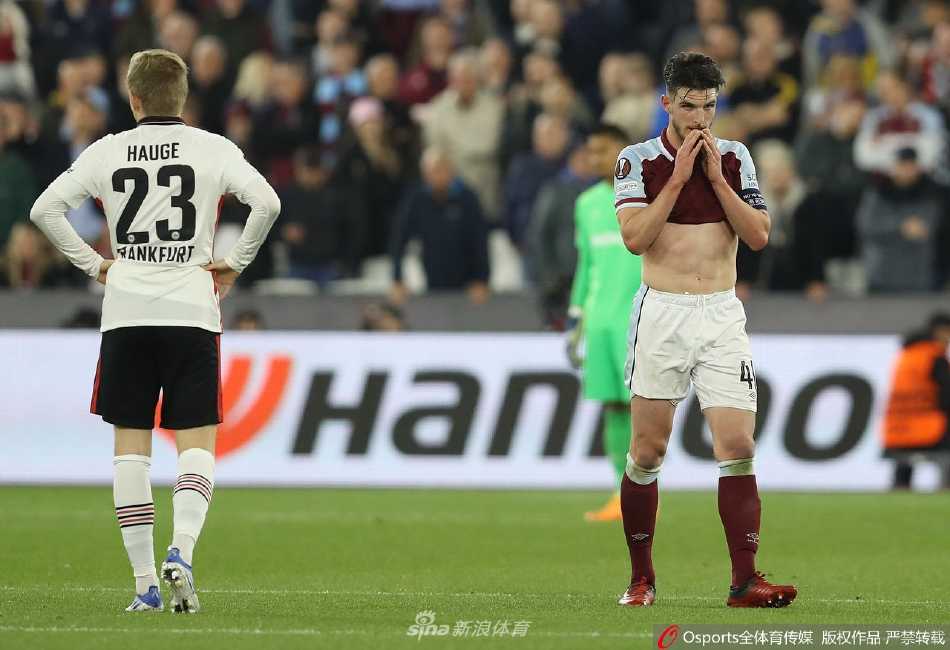 西汉姆联前锋安东尼奥门前机敏捅射空门得分，瞬间点燃主场球迷激情，法兰克福门将特拉普鞭长莫及。