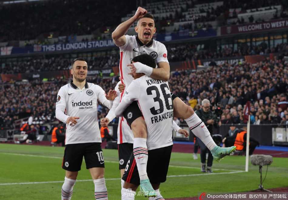 法兰克福队年轻边锋克瑙夫开场闪击头球破门后，张开双臂在伦敦碗球场狂奔庆祝，身后是望球兴叹的西汉姆联门将阿雷奥拉。
