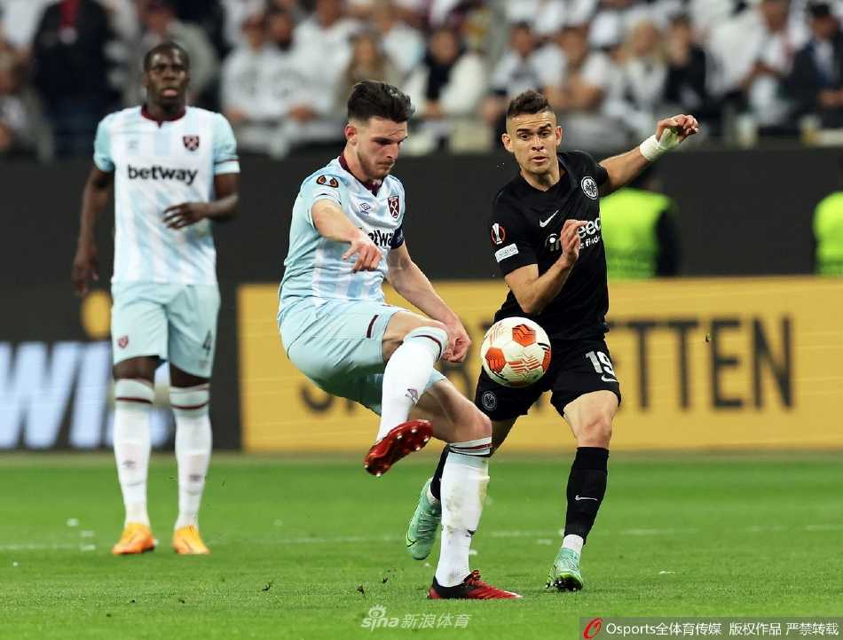 法兰克福主帅格拉斯纳在场边紧握双拳激情指挥，身后是陷入疯狂的替补席