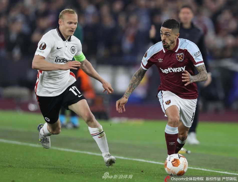 法兰克福主帅格拉斯纳与西汉姆联主帅莫耶斯在场边神情紧张地指挥比赛，两位教练的临场博弈是比赛另一看点。