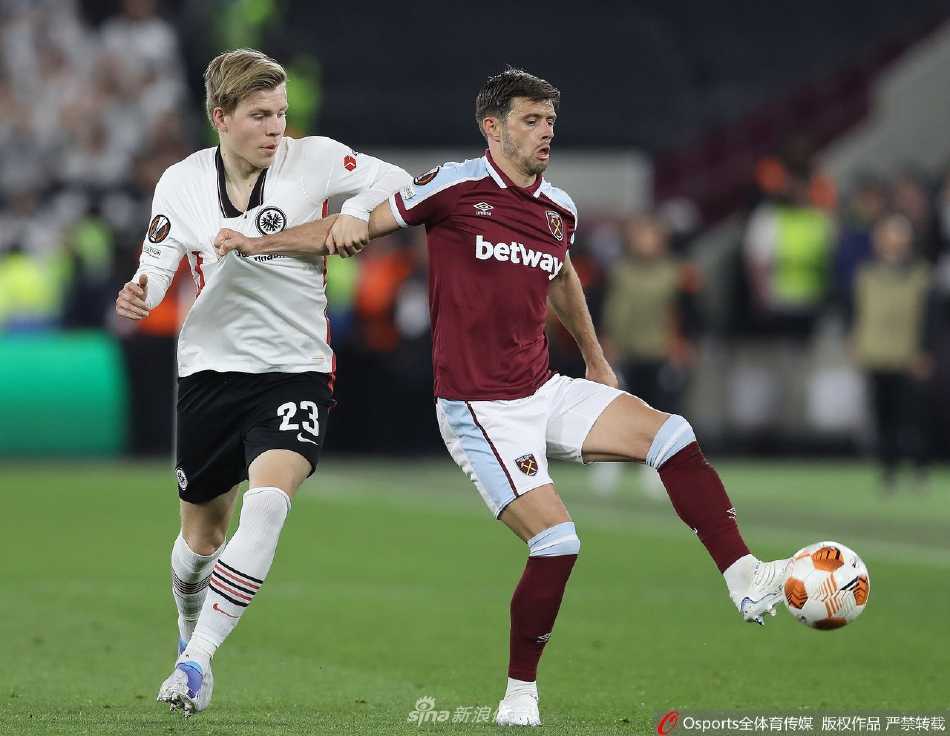 法兰克福日本中场镰田大地打入反超进球后，握拳怒吼激情庆祝，队友纷纷上前拥抱，背景是失望的西汉姆联球员。