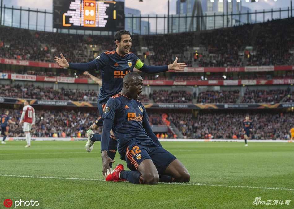 奥巴梅扬打入反超一球后，兴奋地高高跃起，以一个标志性的空翻庆祝这粒精彩进球