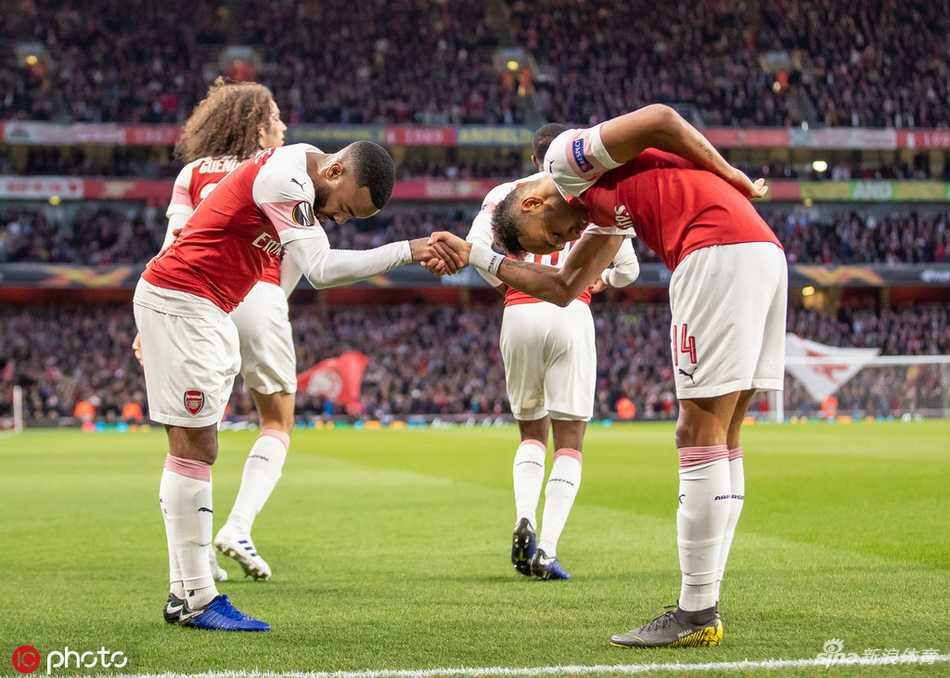 拉卡泽特在禁区内冷静推射远角破门，为阿森纳扳平比分，他握拳怒吼庆祝