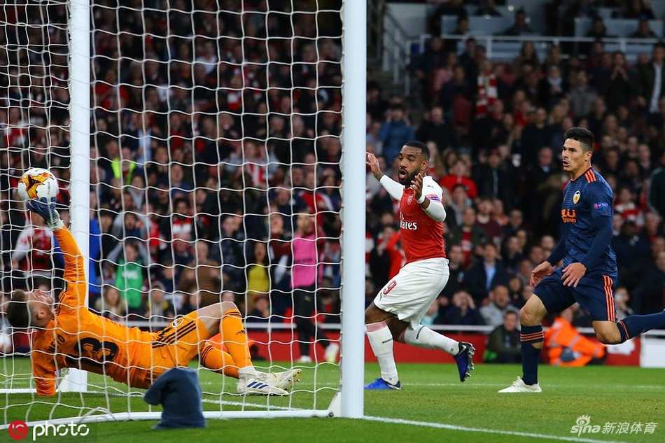 科拉希纳茨在一次防守失位导致丢球后，双手抱头，脸上写满了沮丧与懊悔