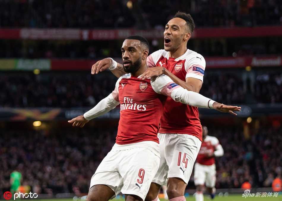 迪亚比在进球后激情奔跑，队友们纷纷上前祝贺，酋长球场瞬间被点燃