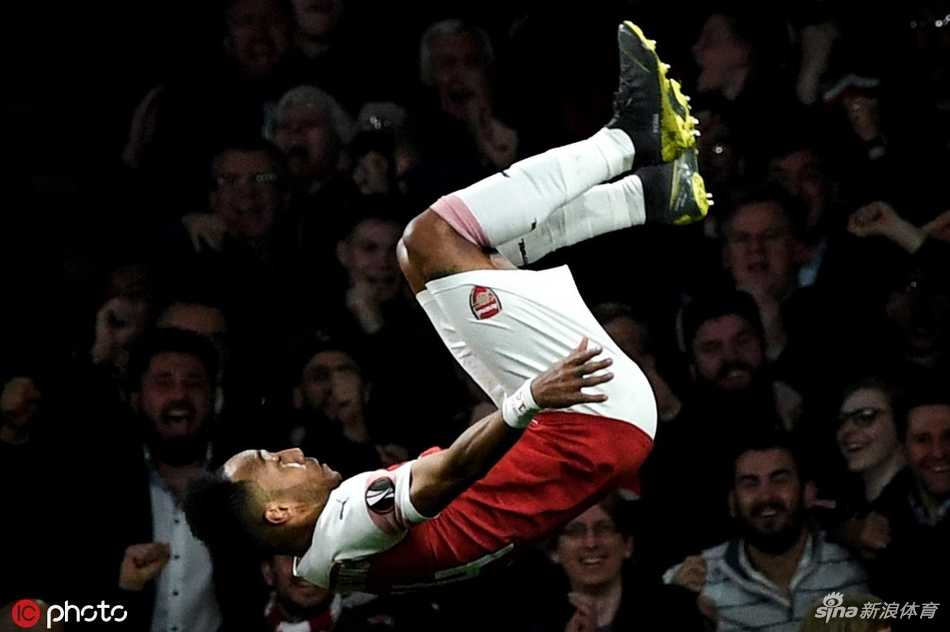 阿森纳年轻中场贡多齐在对方球员紧逼下，用身体护住皮球，展现出了强硬和自信