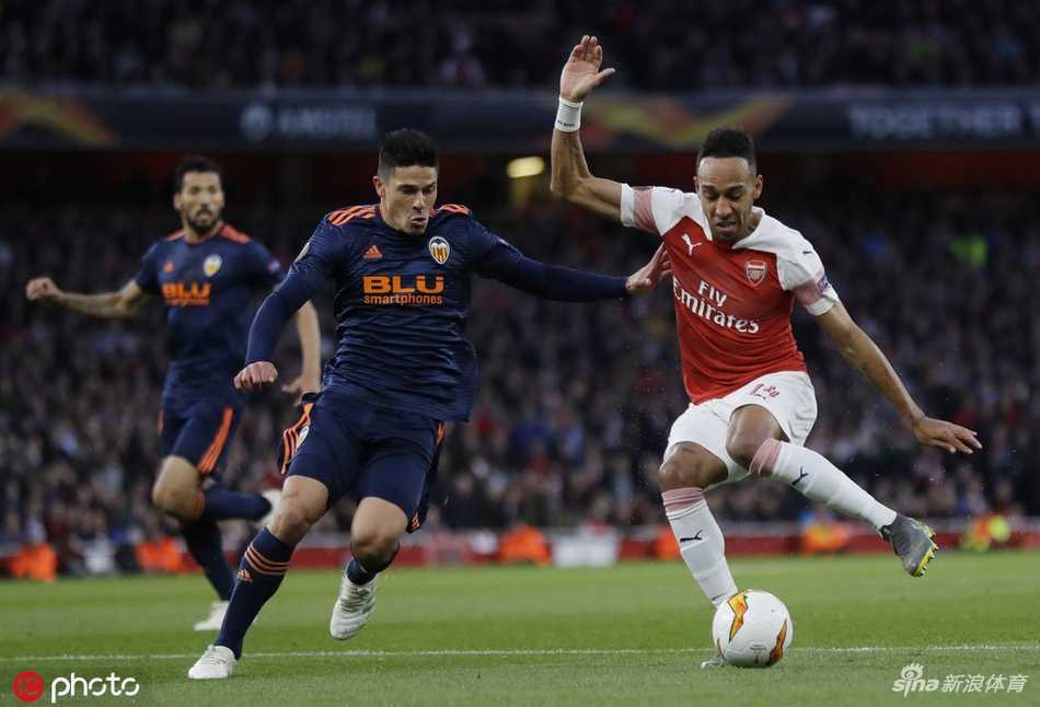 科斯切尔尼飞身铲断，将对手的脚下球干净利落地破坏，展现出老将的防守功底