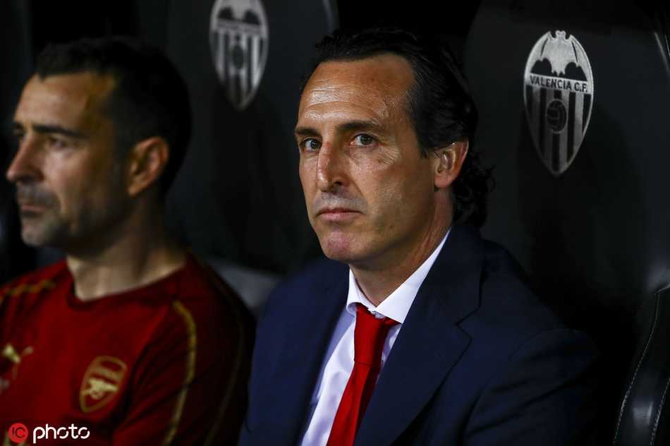 进球后的奥巴梅扬激情滑跪，双手指天，脸上洋溢着不可阻挡的霸气与喜悦，身后的队友纷纷赶来庆祝这粒金子般的进球。