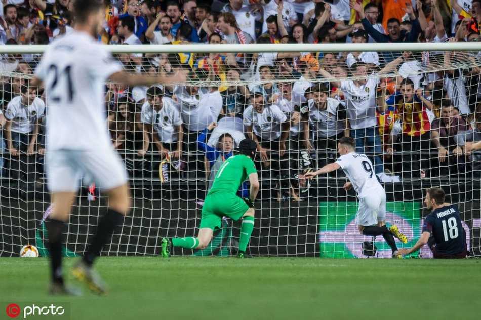 场边的乌奈-埃梅里眉头紧锁，眼神专注地凝视着场内，双手插在裤兜中，内心却在飞速盘算着如何应对场上瞬息万变的局势。