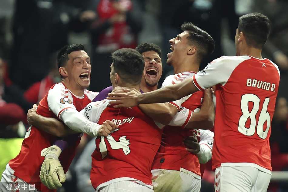 布拉加市政球场雄伟全景，球场依山而建，两侧看台由钢缆连接，在夜色与灯光下宛如一件巨大的现代艺术品。