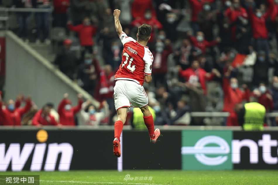 布拉加球员奥尔塔起脚劲射瞬间，皮球如出膛炮弹直窜网窝，对方门将虽奋力扑救但仍鞭长莫及。