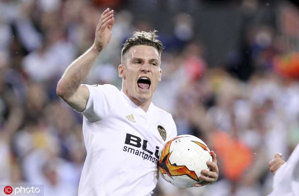 加梅罗在进球后握拳怒吼，脸上写满了不屈与渴望，尽管球队总比分落后，但他的梅开二度一度让主场球迷重燃希望之火。