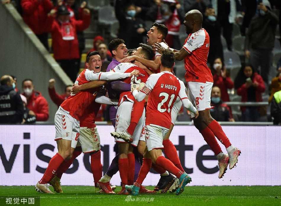 布拉加球员梅代罗斯进球后张开双臂狂奔庆祝，身后是激动不已蜂拥而至的队友，场面激情澎湃。