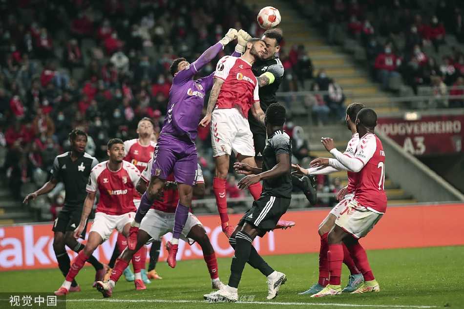 比赛终场哨响，布拉加全队相拥庆祝晋级，喜悦与汗水交织，背景是璀璨的球场灯光与欢腾的红色海洋。