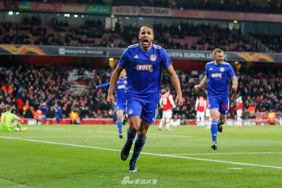 镜头下的拉卡泽特难掩失落，他僵硬的身体语言诉说着面对旧主时挥霍机会的懊恼与遗憾。