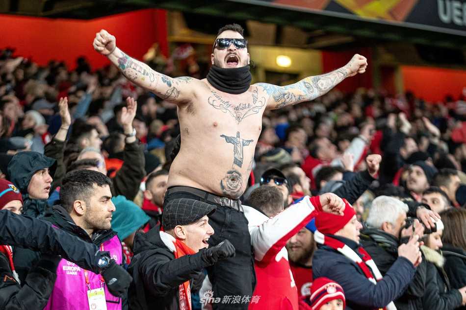 镜头聚焦在扎卡的脸上，无尽的失落与迷茫写在他的眼中，身后的球场灯光模糊成一片伤心的海洋。