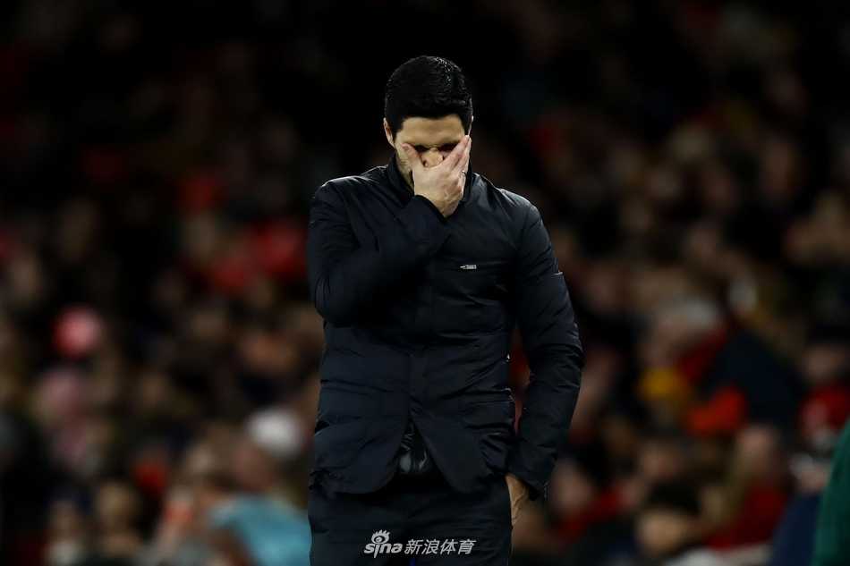 佩佩试图突破防守，但他的眼神中充满了迷茫，脚下的皮球仿佛也变得沉重起来，无法撕裂对手严密的防线。