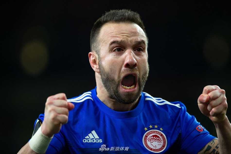 埃尔-阿拉比在进球后张开双臂尽情翱翔，他的身旁是陷入死寂的酋长球场，这一刻的喧嚣只属于白衣勇士。