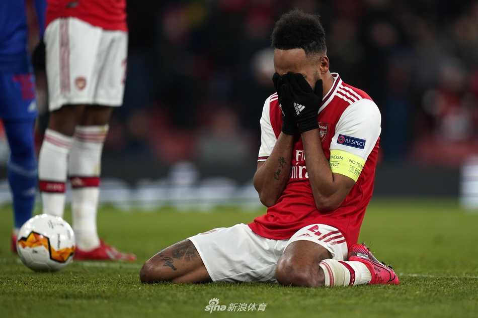 镜头捕捉到酋长球场夜空中那脚惊世骇俗的倒钩，奥巴梅扬的身体腾空而起，仿佛要撕裂黑暗的绝望。