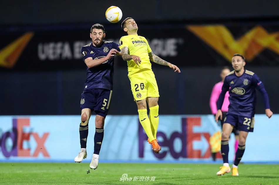 镜头捕捉到了迪纳摩后卫卡特林在禁区内伸手拦截传中的瞬间，皮球运行轨迹因手臂阻挡而改变，这戏剧性的一幕也为随后的点球判罚埋下伏笔。