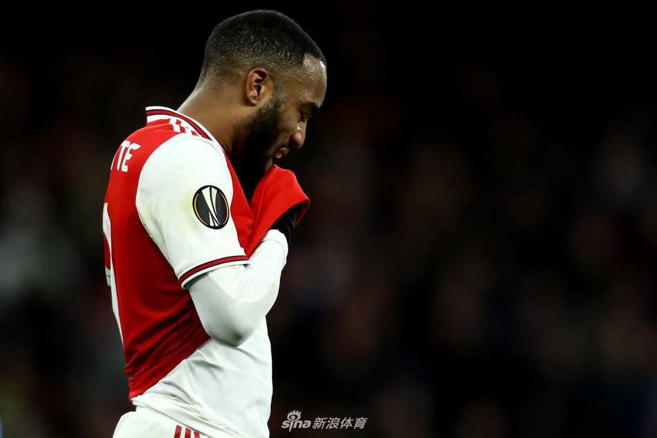 夜幕下的酋长球场外，巨大的阿森纳队徽显得孤独而落寞，仿佛在为球场内那场突如其来却又意料之外的失利默默叹息。