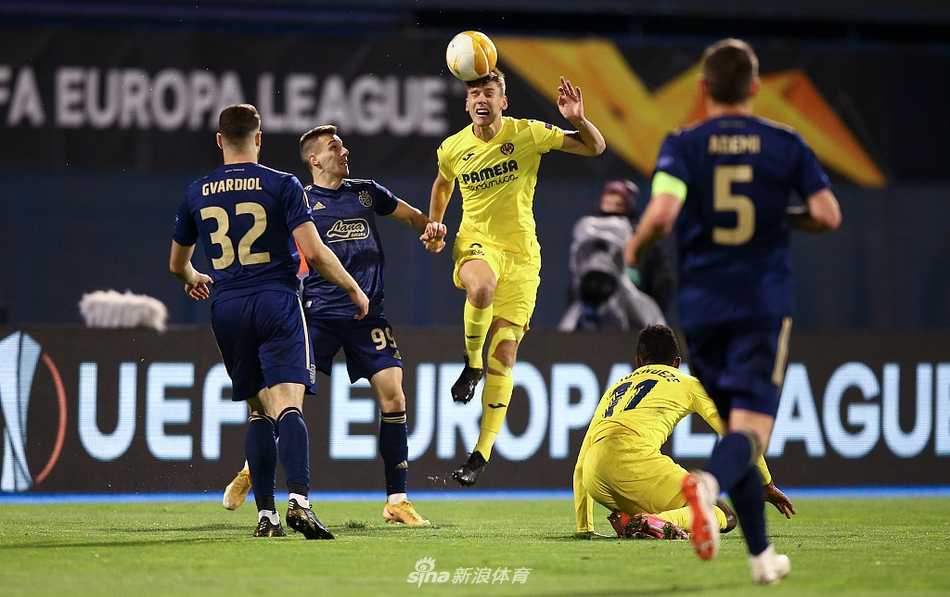 面对全场克罗地亚球迷山呼海啸般的嘘声，赫拉德·莫雷诺展现出一颗大心脏，他眼神坚毅，冷静地将球推向球门死角，一击致命。