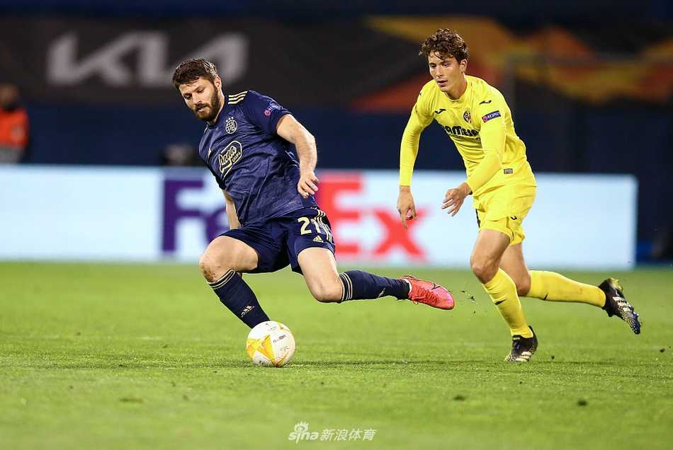 比赛尾声，萨格勒布迪纳摩的球员在拼抢中轰然倒地，眼神中充满对进球的渴望与时间流逝的焦急，而黄潜球员则奋力回追，寸土不让。