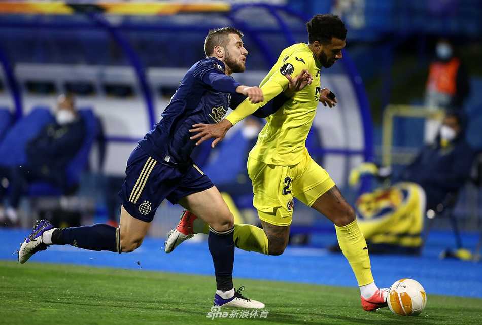 终场哨响，客队球迷看台成为欢乐的蓝色海洋，远征的比利亚雷亚尔拥趸们挥舞旗帜，庆祝这场来之不易的客场胜利和晋级先机。