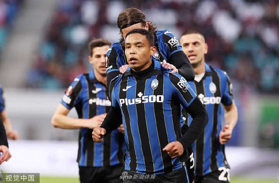 莱比锡红牛队长威利·奥尔班在混乱的禁区内机敏抢点，奋力将球垫入网窝扳平比分