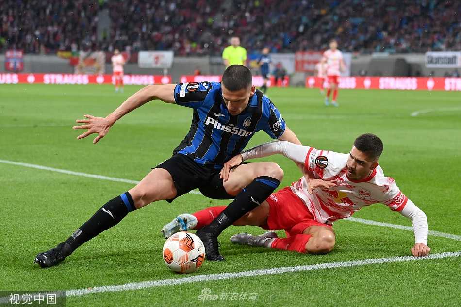 莱比锡球员在扳平比分后围在一起相互鼓舞，主场观众席上爆发出震耳欲聋的欢呼声