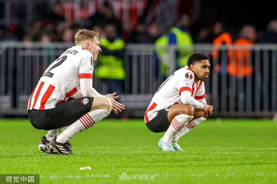 埃因霍温队长吕克·德容在进球后张开双臂，在主场球迷震耳欲聋的欢呼声中奔跑庆祝，他的身后是表情失落的塞维利亚后卫。