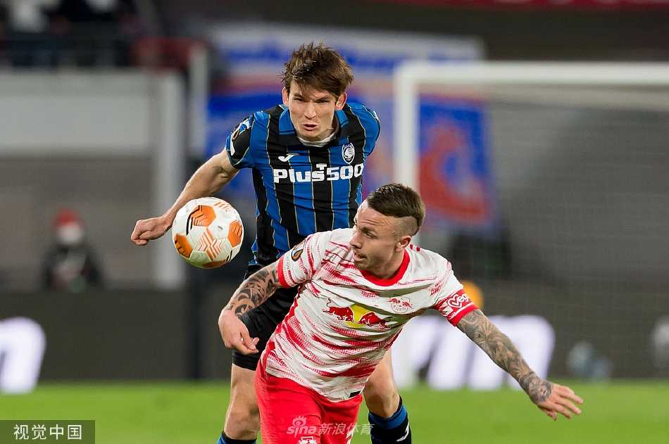 双方球员在比赛中激烈拼抢，足球在夜空中划过，背景是座无虚席、灯光璀璨的红牛竞技场