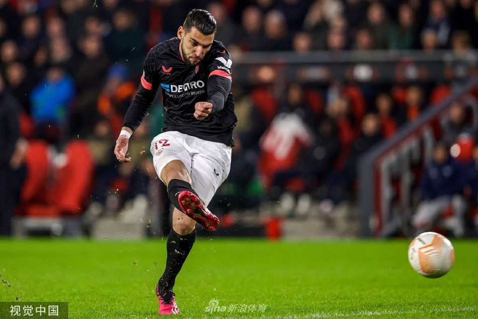 埃因霍温年轻的中场核心哈维·西蒙斯正在带球突破，他的专注与灵动是球队进攻的源泉。