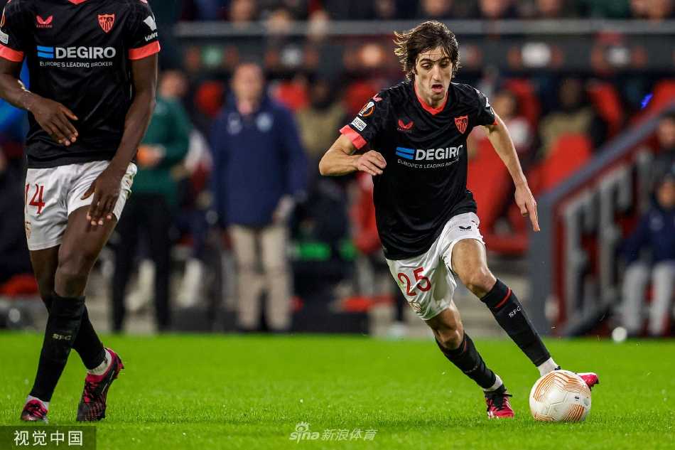 进球功臣法比奥·席尔瓦滑跪庆祝，脸上洋溢着狂喜，背景中可以看到激动不已的队友正飞奔而来与他一同分享喜悦。