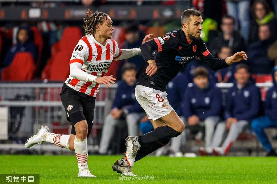 埃因霍温球员在角球进攻中高高跃起力压防守球员，双方在禁区内的激烈争抢展现了欧战级别的身体对抗强度。