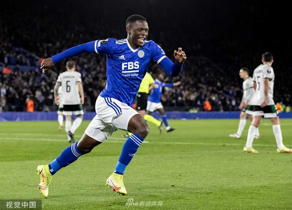 帕森·达卡在禁区内转身射门的瞬间，皮球如出膛炮弹般直奔球门右下角，他身后的华沙莱吉亚防守球员只能望球兴叹，眼神中充满无奈。