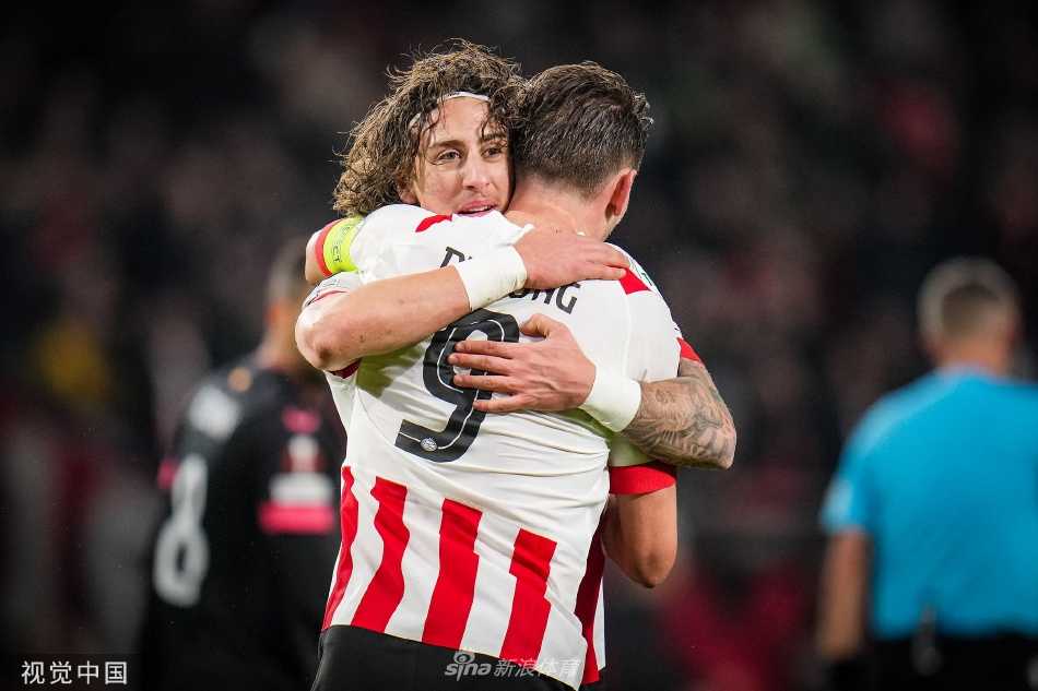 比赛结束后，双方球员混合在一起相互致意，既有安慰也有鼓励，足球的竞争与友谊在此刻交融。