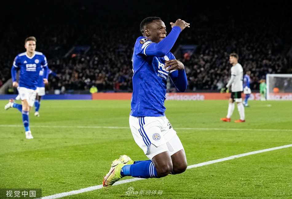 詹姆斯·麦迪逊进球后挥拳怒吼，他的面部肌肉因用力而紧绷，眼中燃烧着复仇的火焰，身后的球迷看台掀起蓝色人浪，所有的激情都在这一刻被点燃。